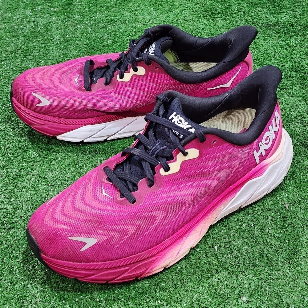 HOKA ARAHI 6 - Womens Athletic Shoes - SIZE 10B (Please See All Pictures))